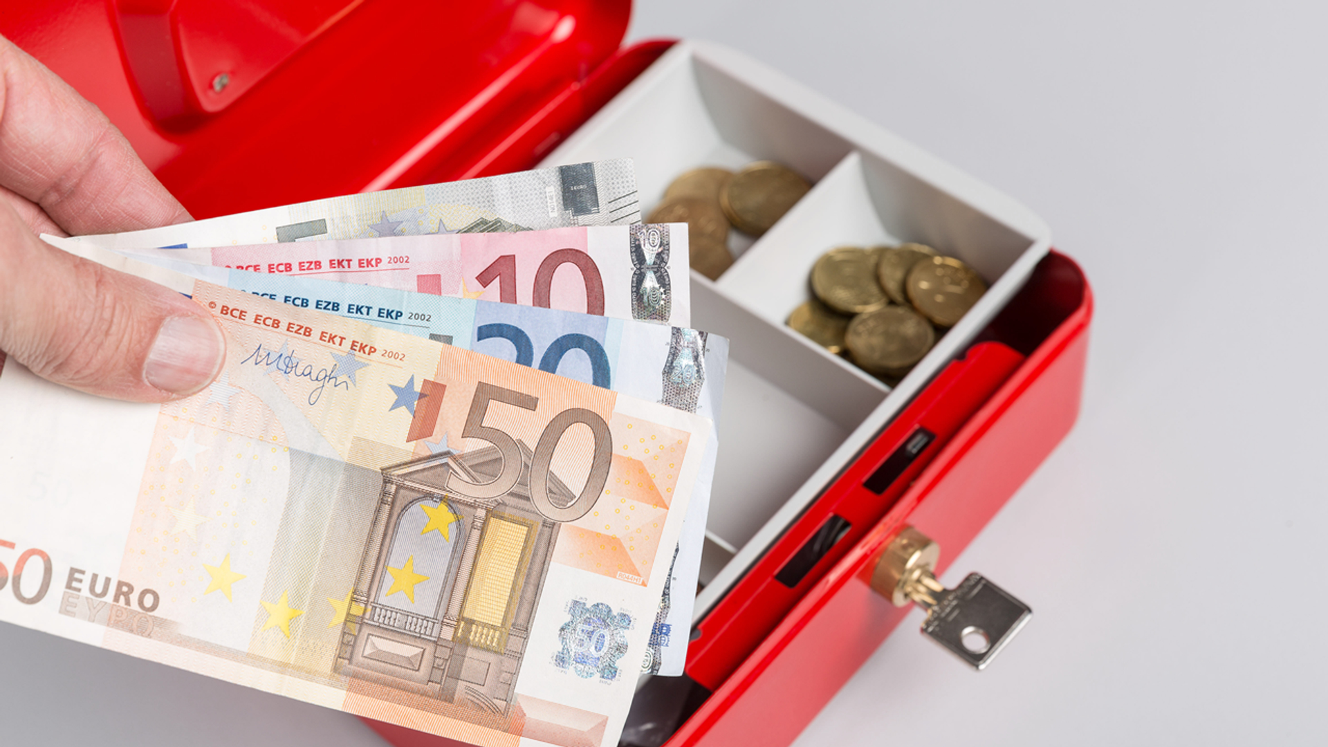 Hoeveel contant geld mag je in huis hebben: regels, limieten en veelgestelde vragen