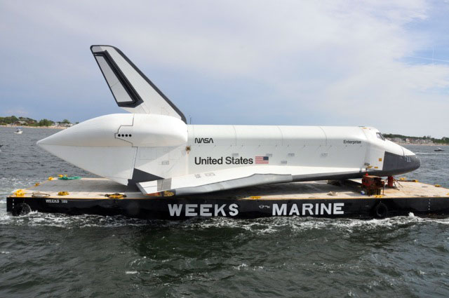 Welke serie draait rond het ruimteschip Enterprise?