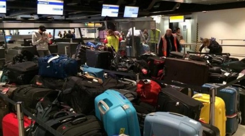 Duizenden mensen zonder koffer op reis door storing in bagagesysteem Schiphol