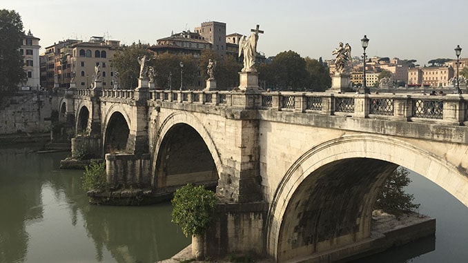 Tiberrivier stroomt door het hart van Rome