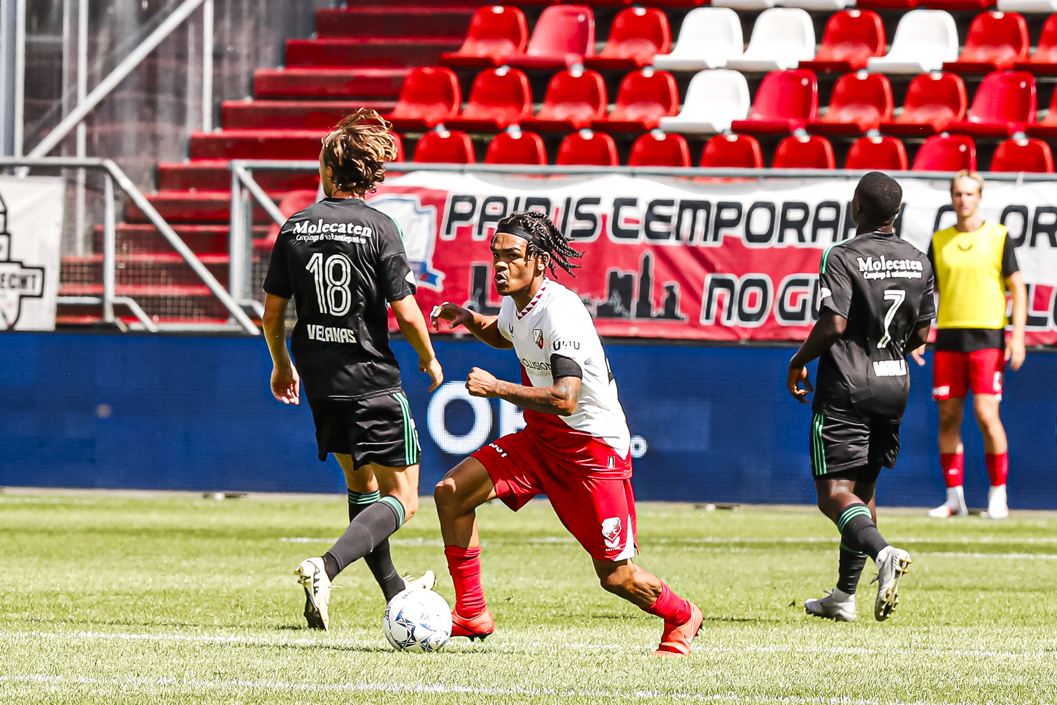 Waarom speelt utrecht met rouwband?