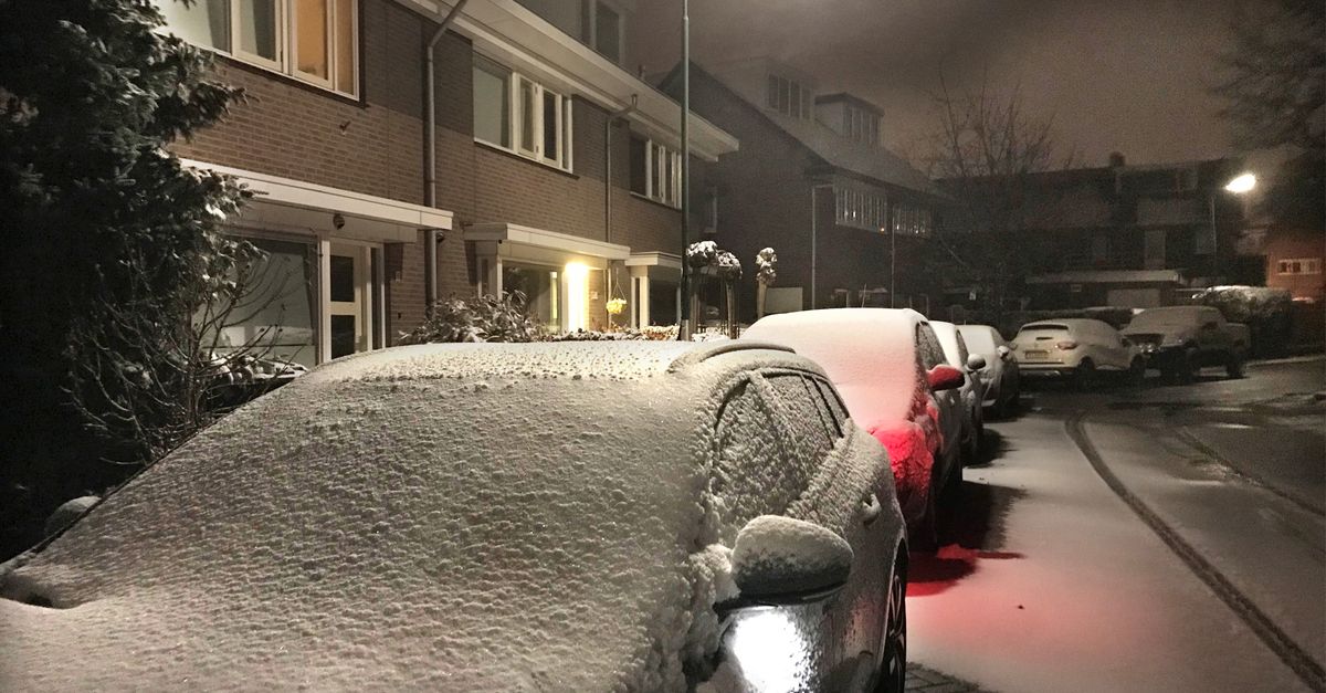 Zware sneeuw- en ijzelwaarschuwing VK vertragingen, stroomuitval en gladde wegen verwacht