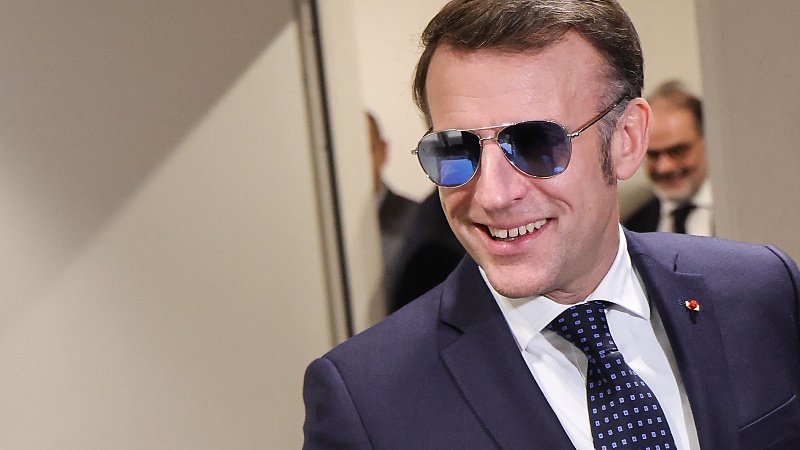 Waarom draagt Macron een zonnebril