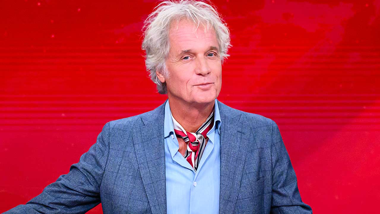 Waarom draagt Jeroen Pauw een sjaaltje, Geen medische verklaring bevestigd