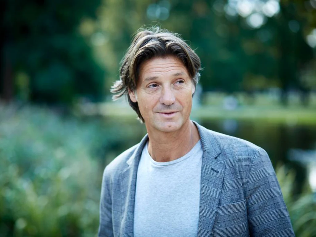 Wie speelde Dr Simon in GTST en heeft nu een eigen productiebedrijf