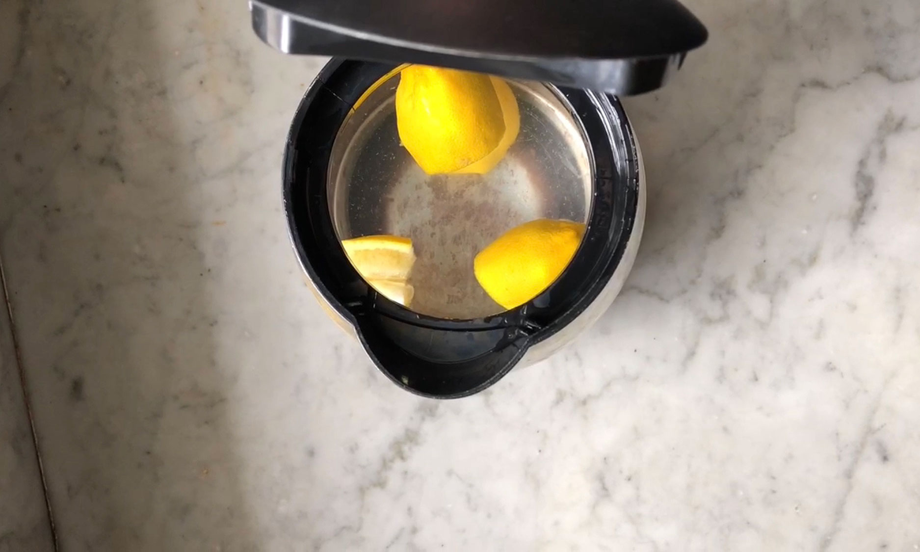 Zo ontkalk je een waterkoker met citroen – tips