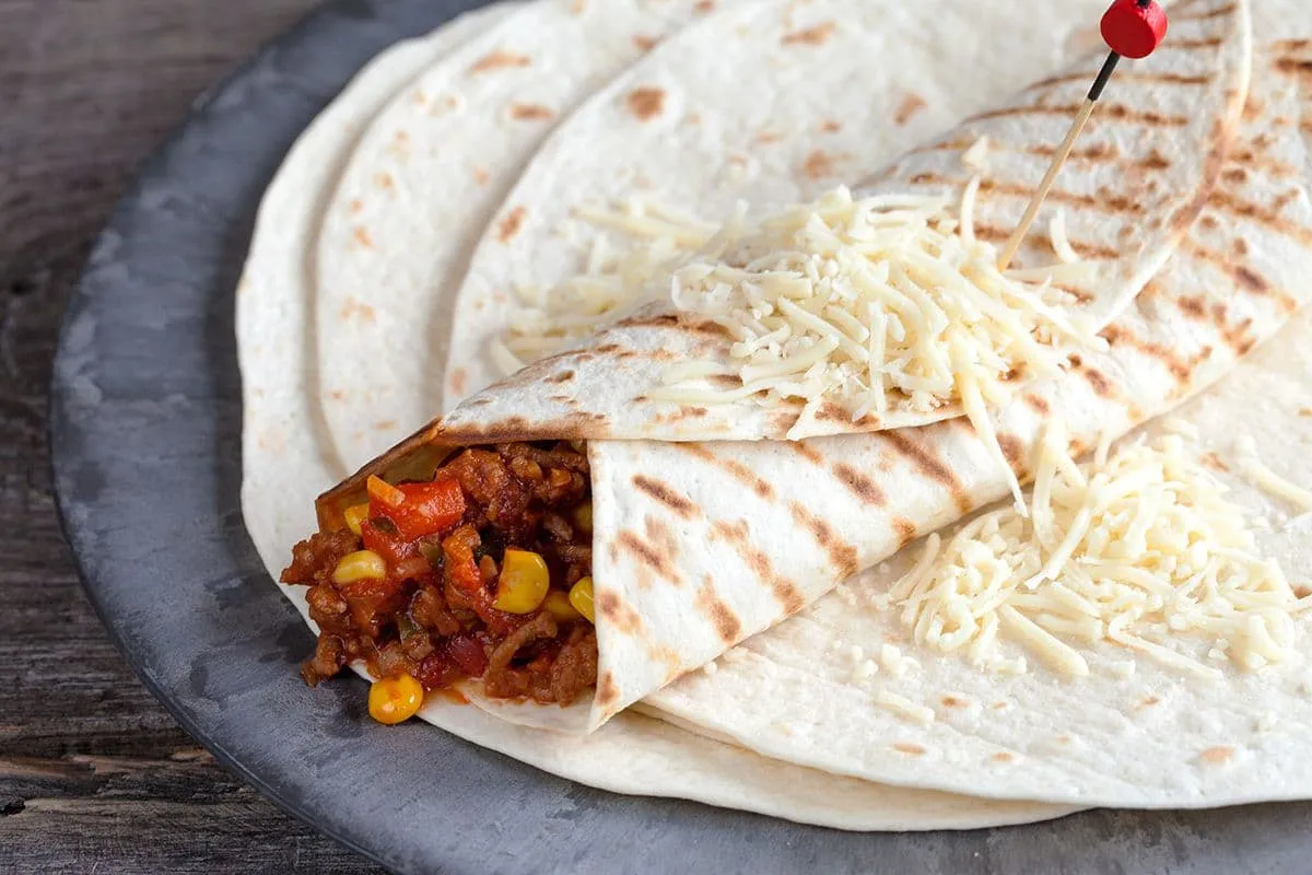 Mexicaanse tortilla met een vulling van vlees en kaas naam